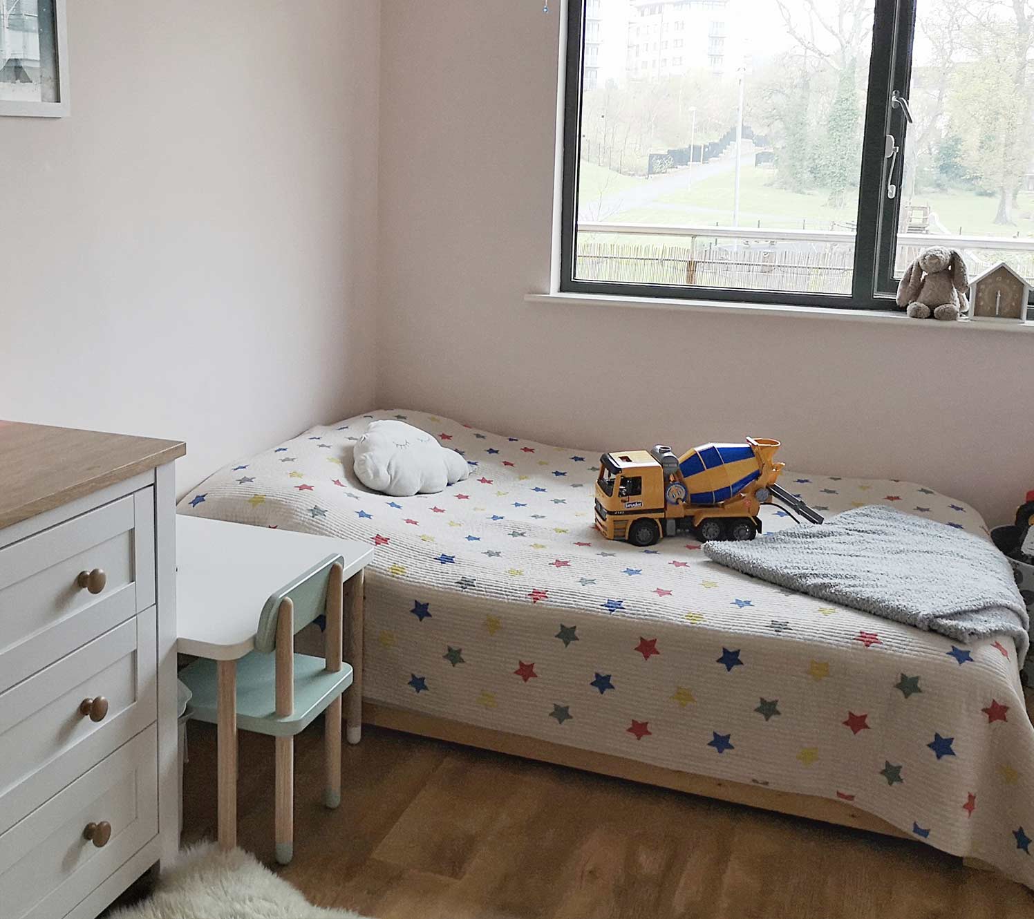 Cosy long bedroom ideas