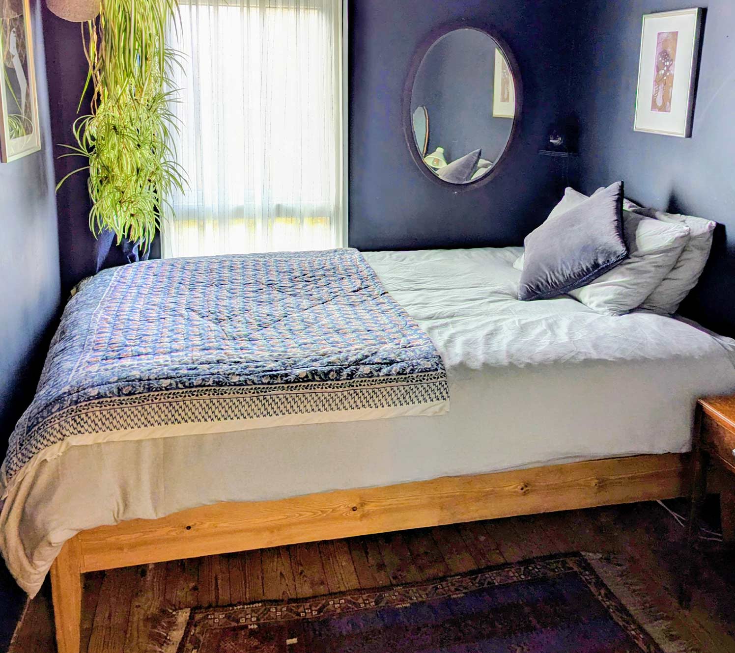 Narrow bedroom decorating ideas with mirrors